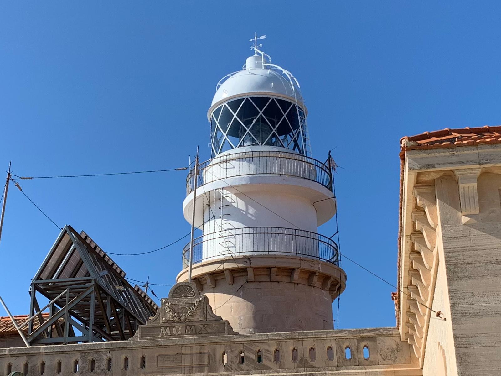 DER LEUCHTTURM VON LLEBEIG, AUF DER INSEL SA DRAGONERA, ERHÄLT EINEN NEUEN SCHEINWERFER