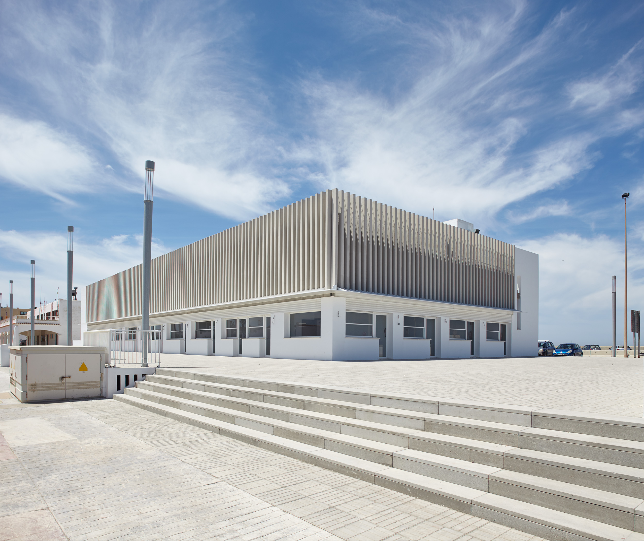 DIE HAFENBEHÖRDE DER BALEAREN SETZT SOLVALGARAY MARÍTIMA ÜBER DIE ERÖFFNUNG DES AUSLAUFVERFAHRENS FÜR DIE KONZESSION DES PARKHAUSES IM HAFEN VON LA SAVINA IN KENNTNIS 