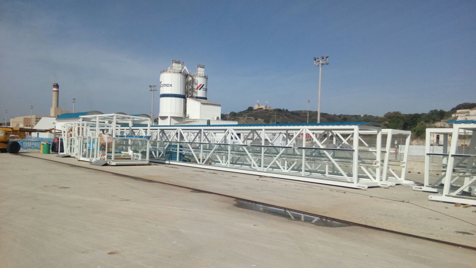 La APB instala una nueva pasarela en el puerto de Maó
