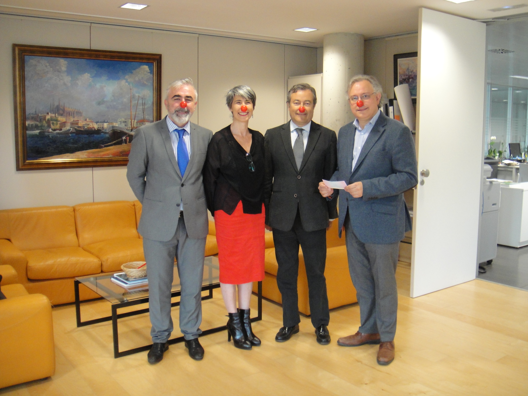 Joan Gual de Torrella and Juan Carlos Plaza donate their Christmas gifts to Sonrisa Médica