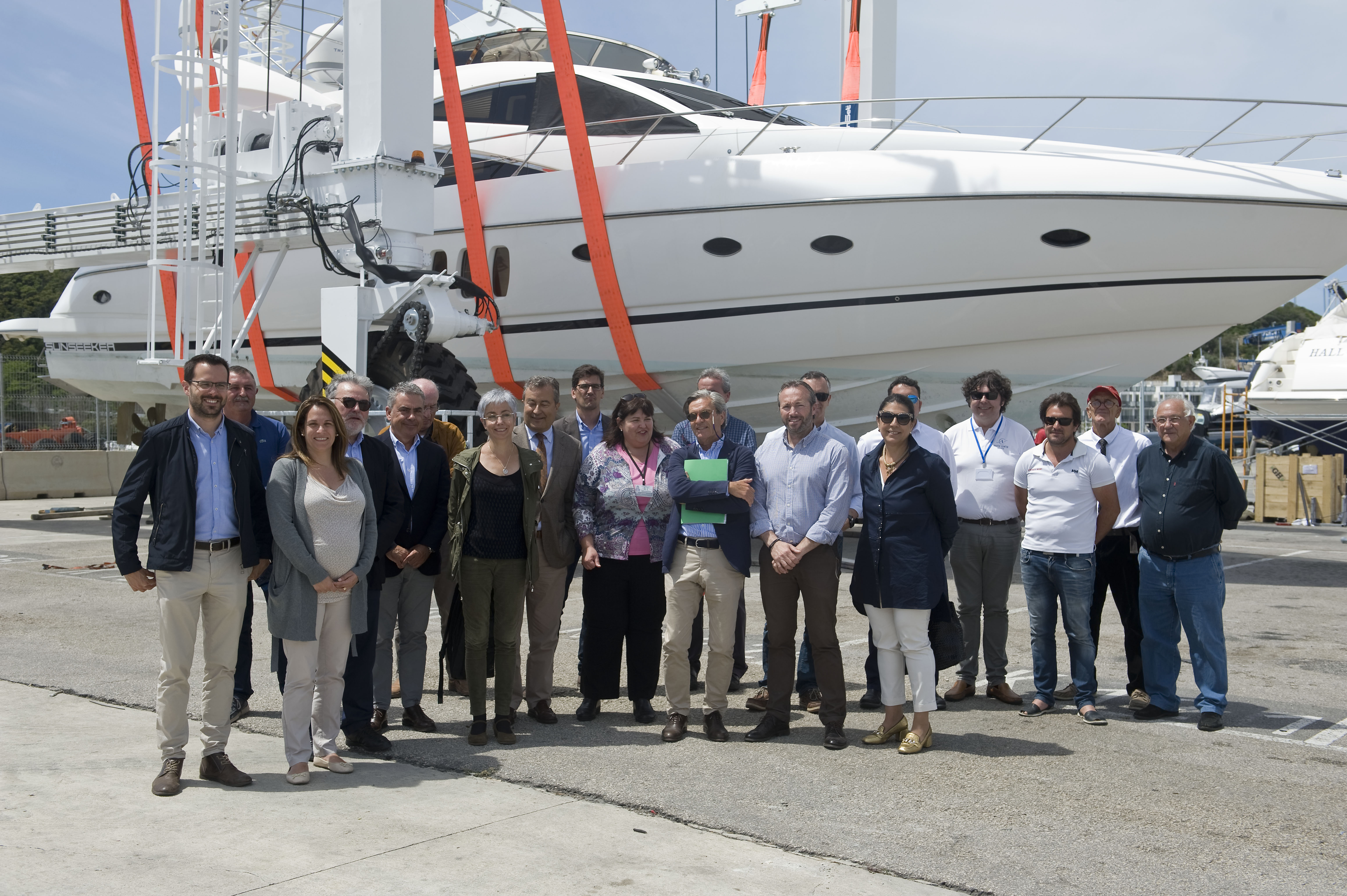 El puerto de Maó cuenta desde hoy con un nuevo  travel lift de hasta 150 toneladas