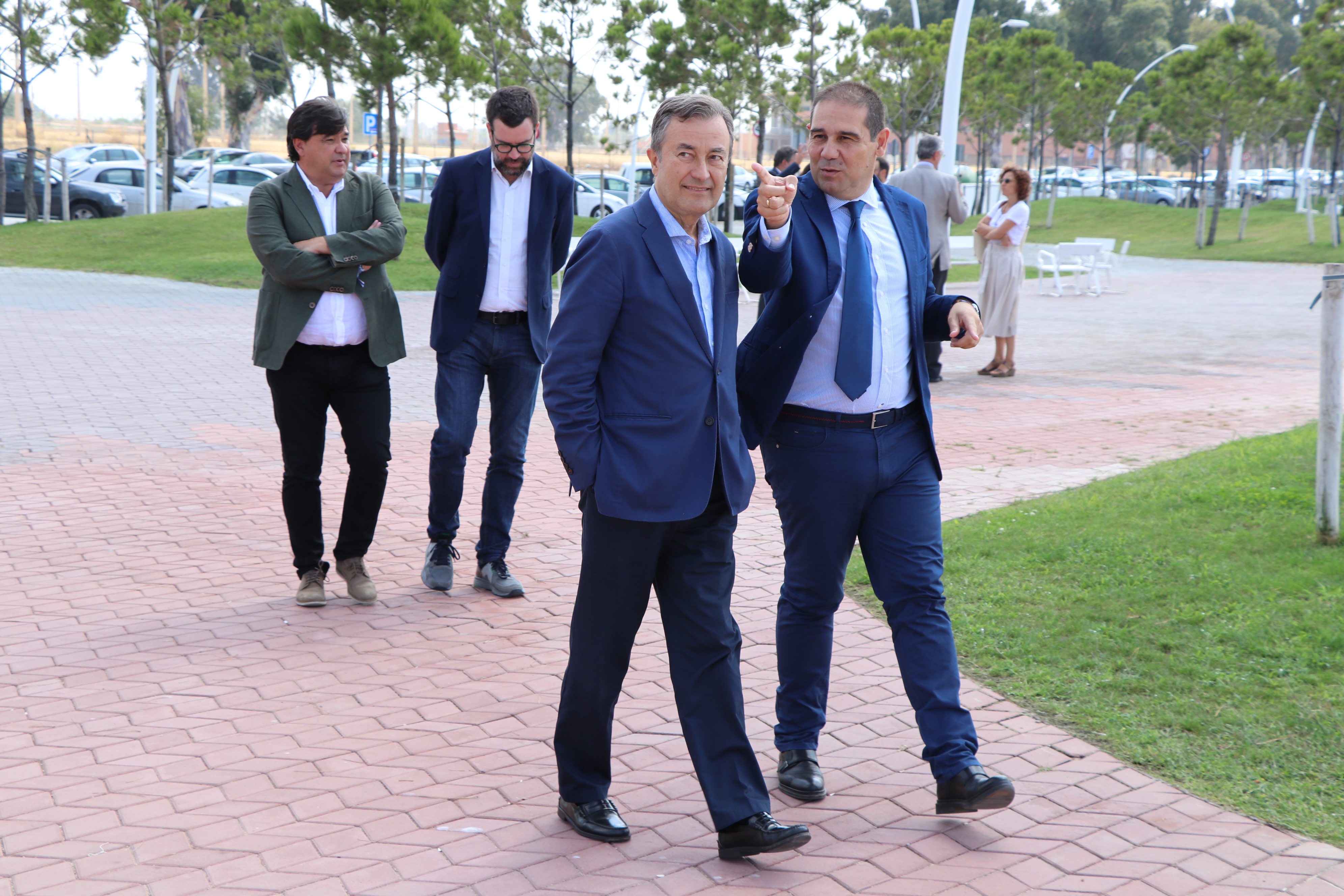 DER PRÄSIDENT DER HAFENBEHÖRDE DER BALEAREN UND DER BÜRGERMEISTER VON PALMA BESICHTIGEN DIE UFERPROMENADE DER RIA VON HUELVA ALS MODELL ZUR ANWENDUNG IN DER HAUPTSTADT MALLORCAS