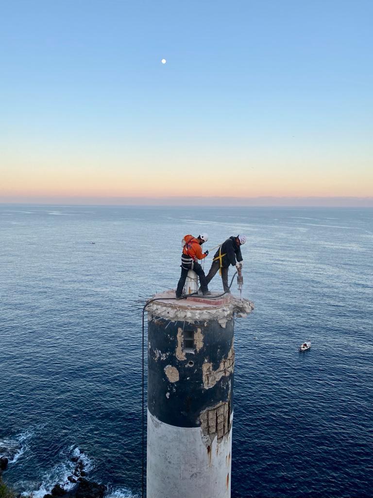 Comienzan las obras de reposición de la baliza de punta de s’Esperó en el puerto de Maó