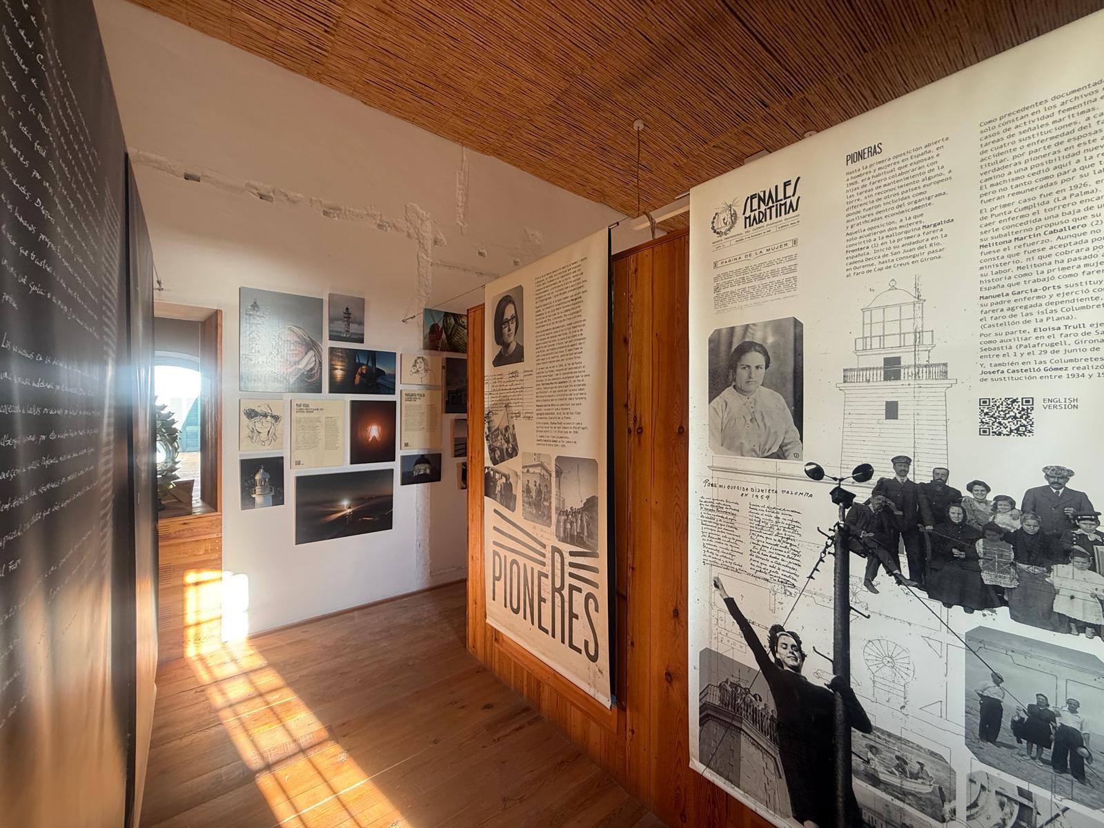 El Ayuntamiento des Mercadal, en colaboración con la APB, inaugura la exposición “Fareras. La luz que nos guía” en el faro de Cavalleria