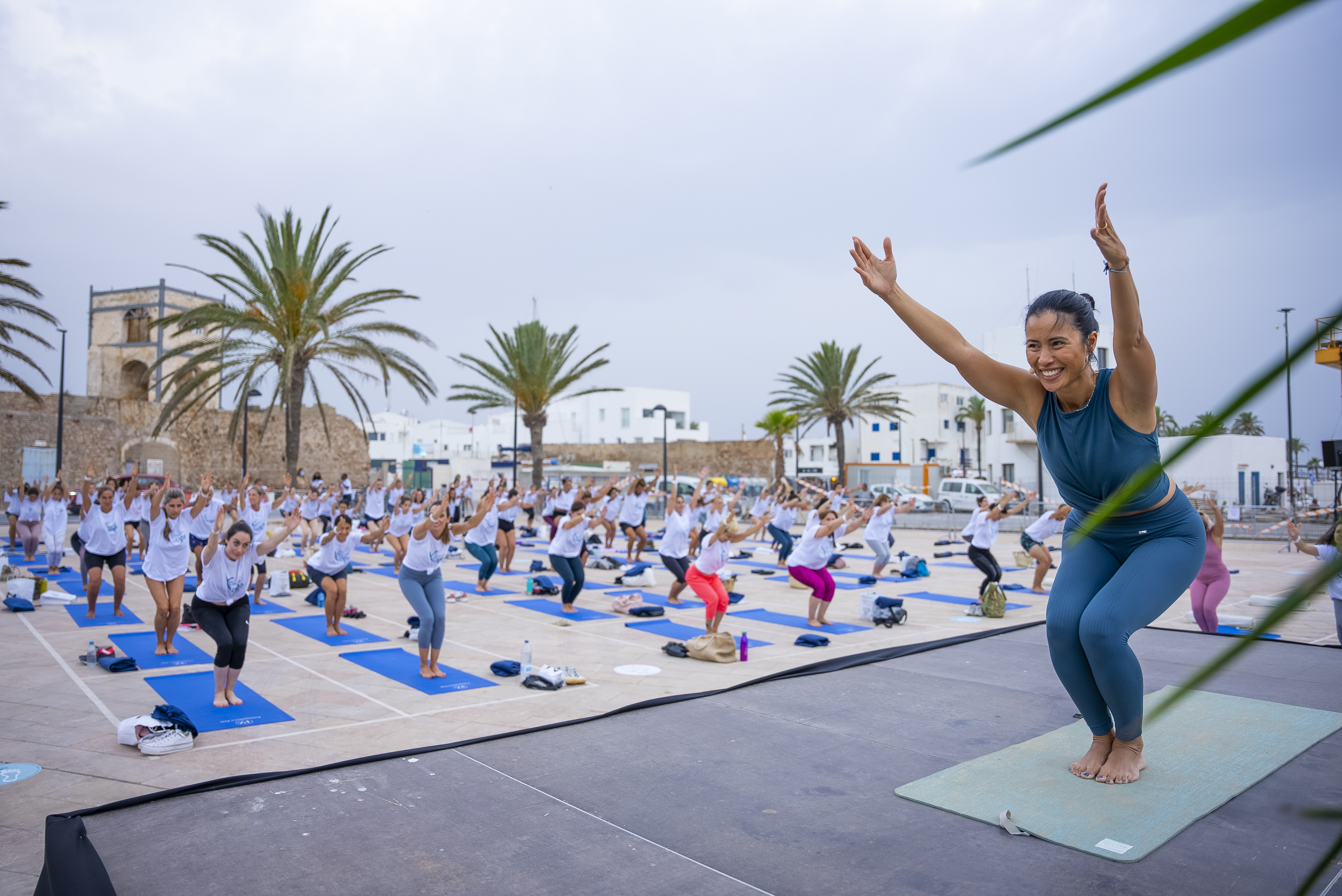 DER HAFEN VON LA SAVINA IST VERANSTALTUNGSORT FÜR DEN INTERNATIONALEN TAG DES YOGA