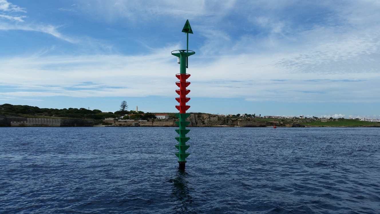 Una nueva boya articulada baliza las zonas de poco calado del canal del puerto de Maó