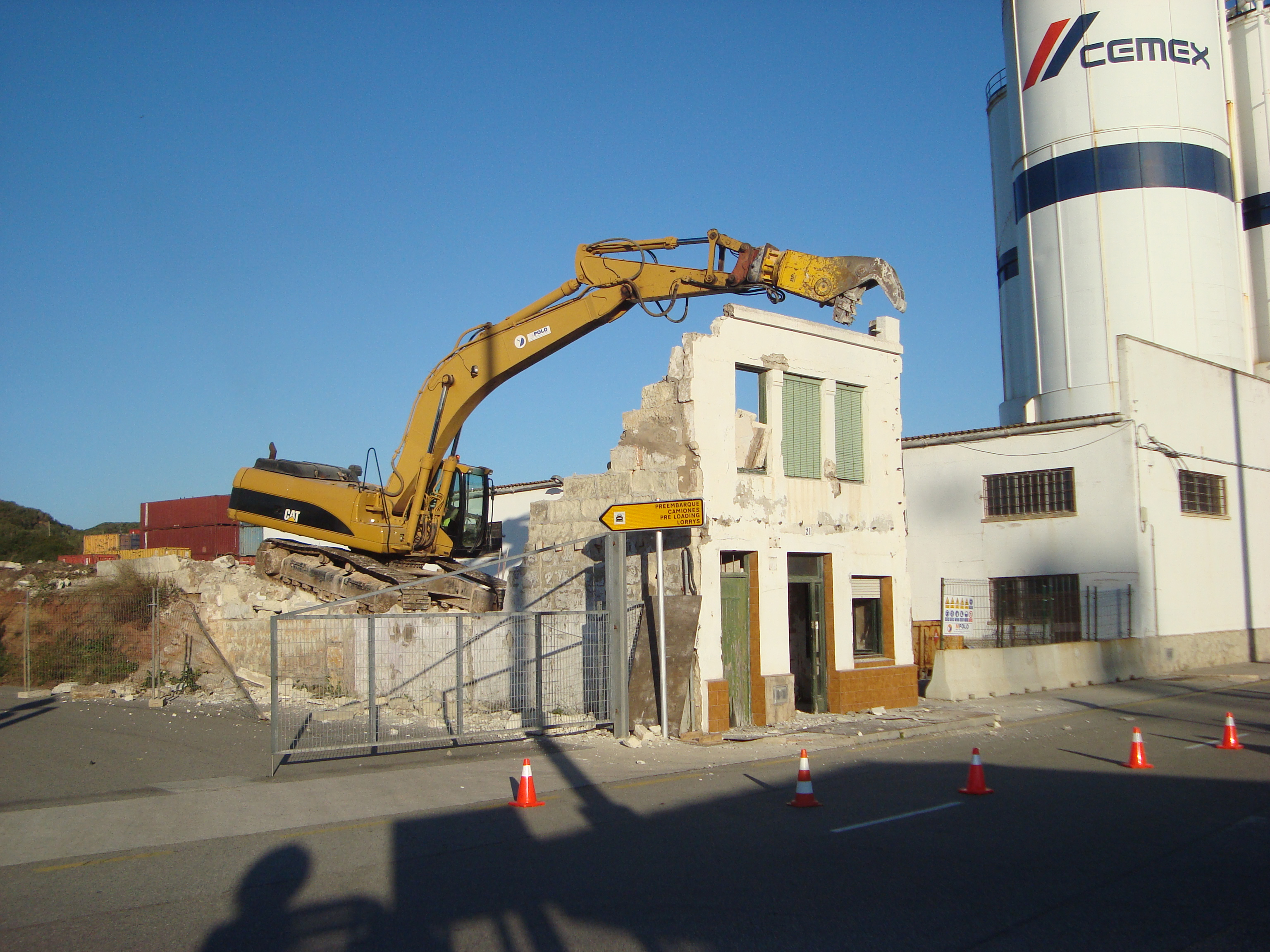 Empieza el derribo de varios inmuebles adquiridos por la APB en el puerto de Maó