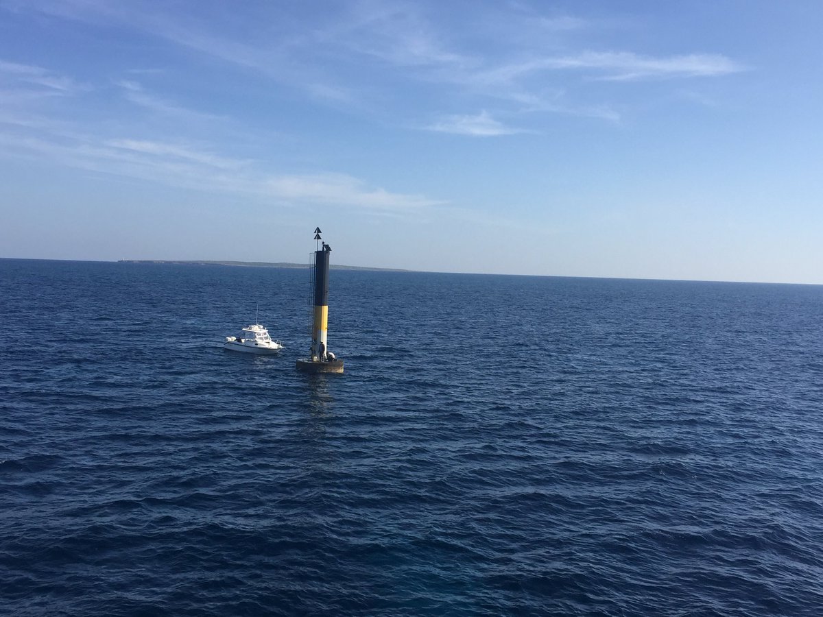 Mitarbeiter der Hafenbehörde der Balearen (APB) führen Wartungsarbeiten an den Navigationshilfen zwischen Ibiza und Formentera durch