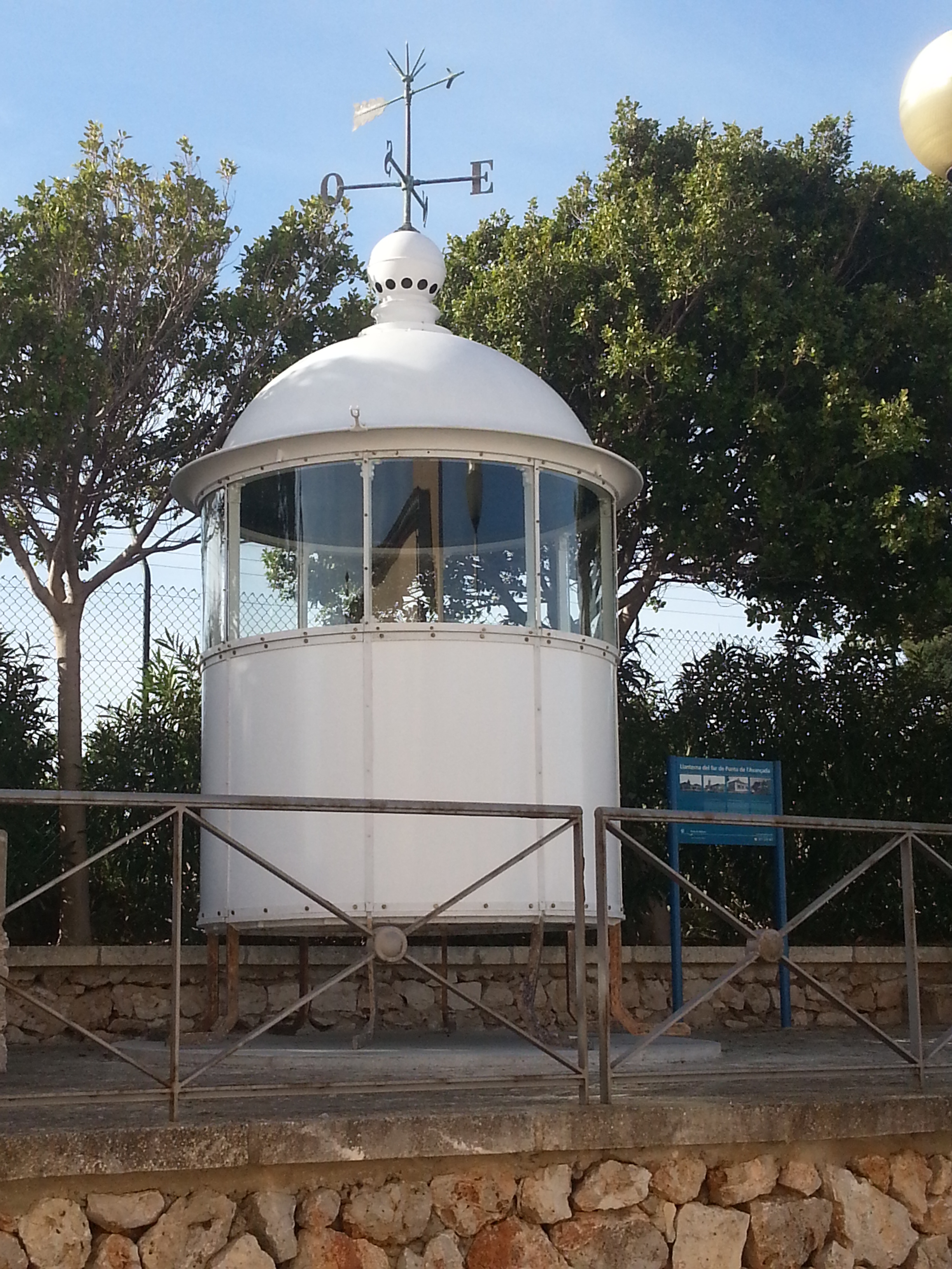 La linterna original del faro de Punta de l’Avançada de Pollença se expone en Portopí