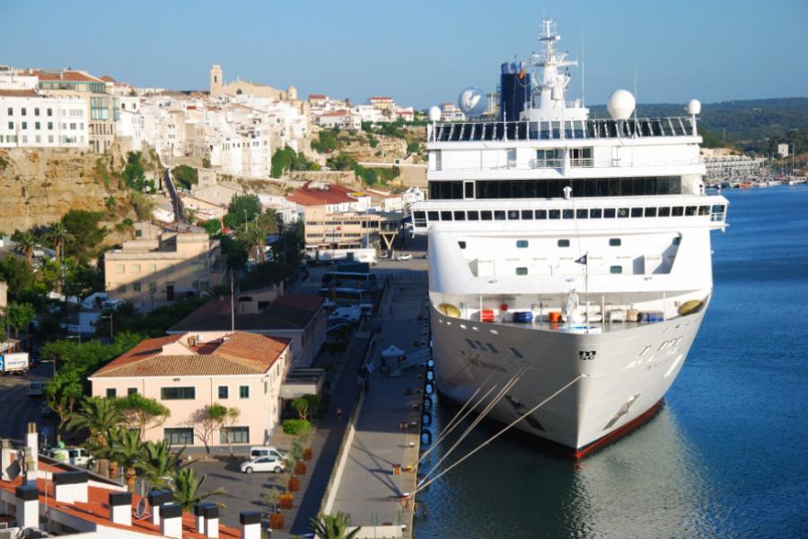NEW LUXURY CRUISE SHIP CALLS AT MAÓ AND ALCUDIA