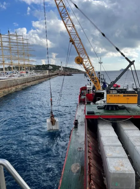 Col·locació dels blocs en el port d'Eivissa