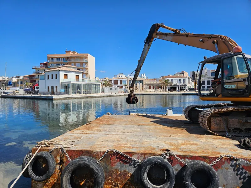 Limpieza del fondo marino dársena del Molinar