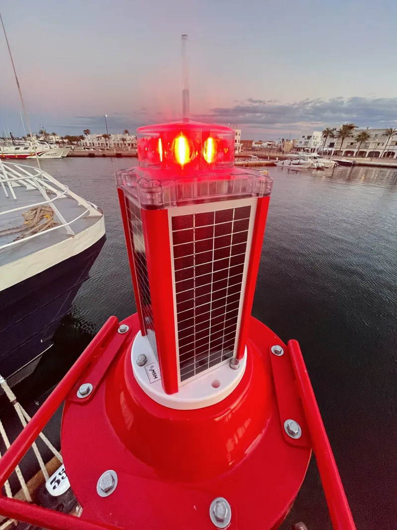 Señalización con balizas en el puerto de la Savina