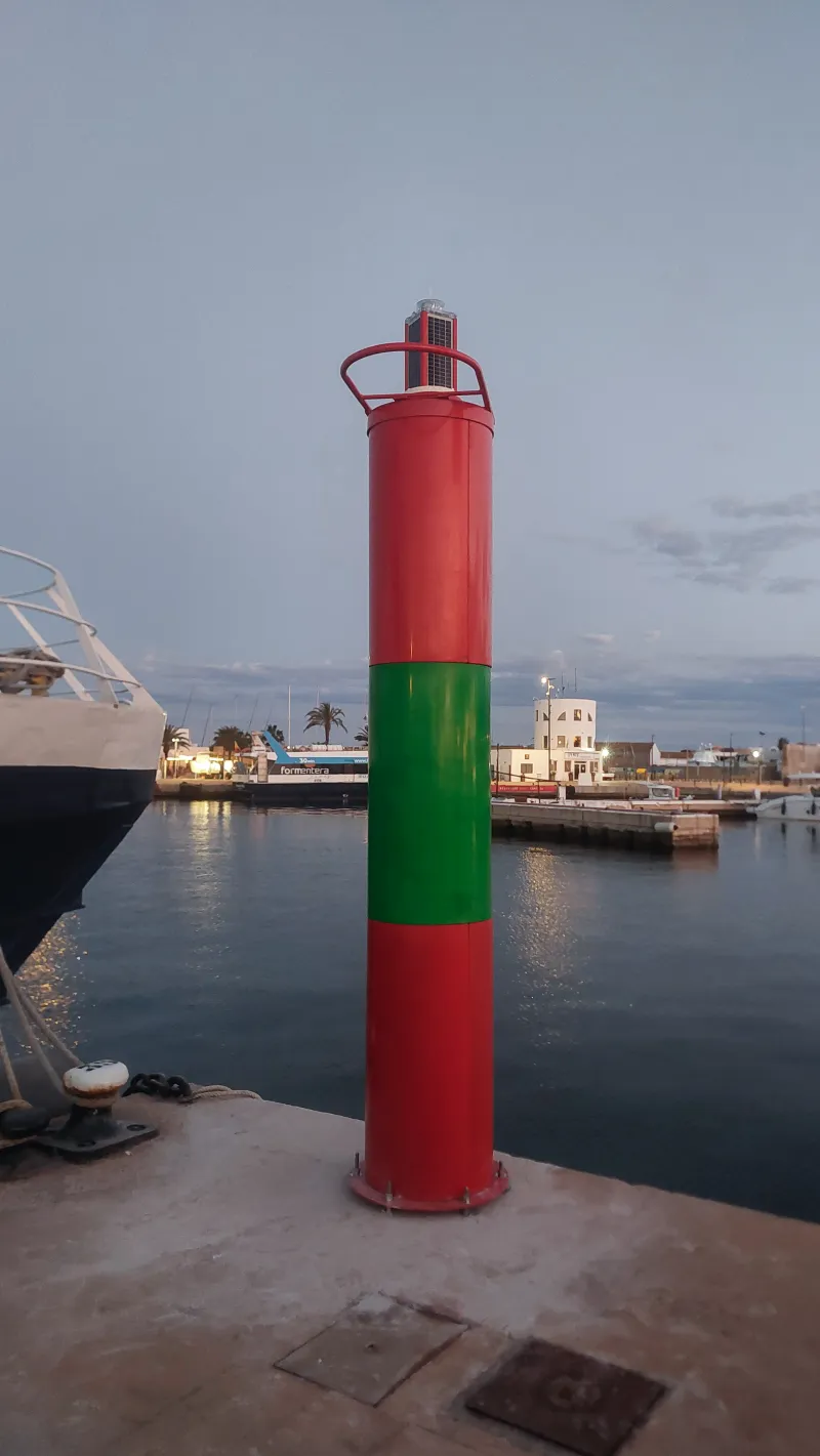 Señalización con balizas en el puerto de la Savina