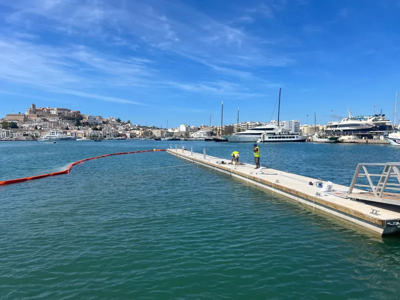 Trabajos de sustitución del pantalán flotante