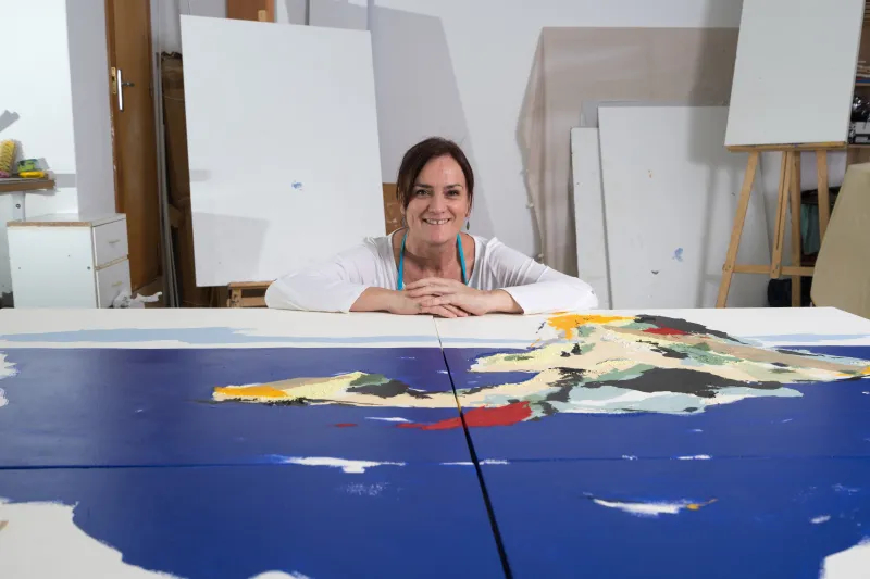 Diana Bustamante es pintora, grabadora y diseñadora gráfica. Nacida en Madrid pero residente desde niña en Eivissa, ha sido la encargada de realizar la postal de Navidad con la que la APB ha felicitado las fiestas, además del ya tradicional calendario