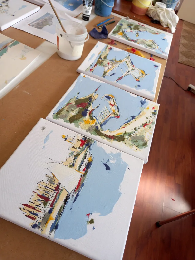 Diana Bustamante es pintora, grabadora y diseñadora gráfica. Nacida en Madrid pero residente desde niña en Eivissa, ha sido la encargada de realizar la postal de Navidad con la que la APB ha felicitado las fiestas, además del ya tradicional calendario