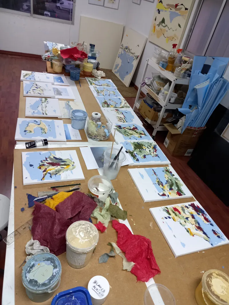 Diana Bustamante es pintora, grabadora y diseñadora gráfica. Nacida en Madrid pero residente desde niña en Eivissa, ha sido la encargada de realizar la postal de Navidad con la que la APB ha felicitado las fiestas, además del ya tradicional calendario