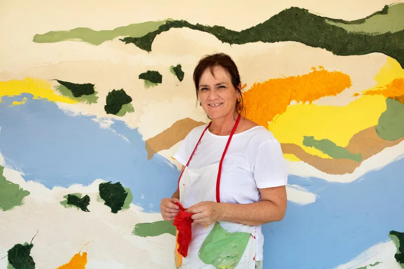 Diana Bustamante es pintora, grabadora y diseñadora gráfica. Nacida en Madrid pero residente desde niña en Eivissa, ha sido la encargada de realizar la postal de Navidad con la que la APB ha felicitado las fiestas, además del ya tradicional calendario