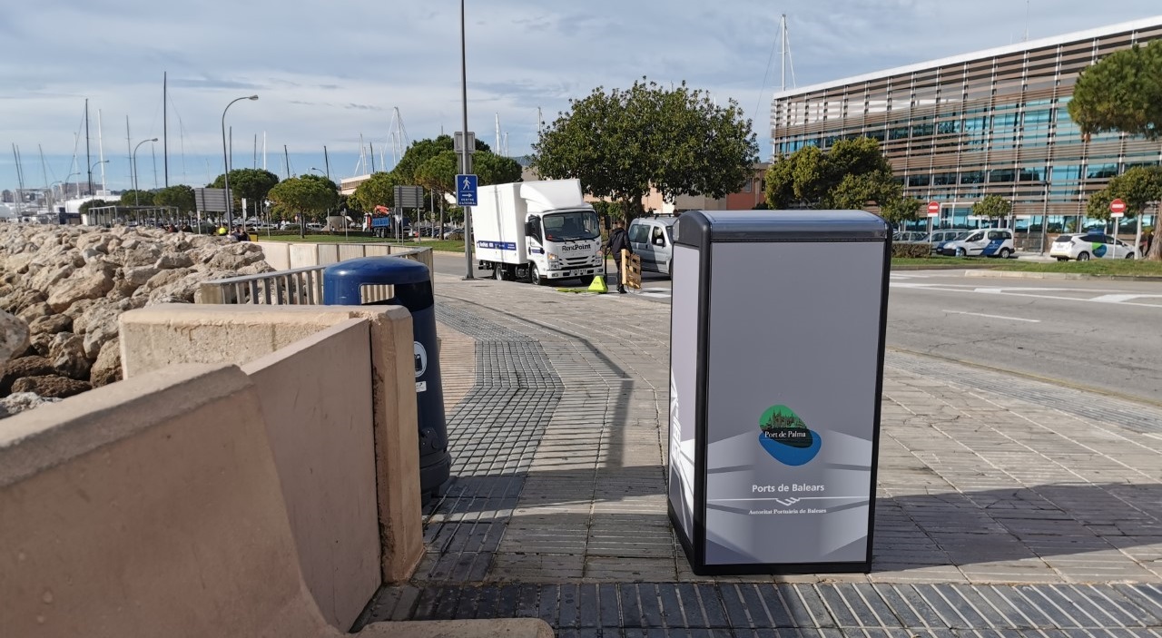 LA AUTORIDAD PORTUARIA DE BALEARES INSTALA PAPELERAS SOLARES