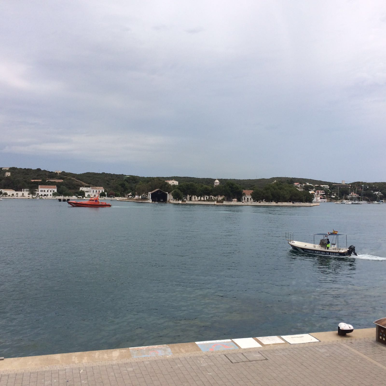 L’APB investiga l’origen d’un vessament en el port de Maó